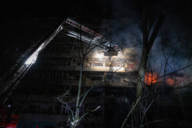 3 Dead and 19 Injured as Russian Missile Hits Residential Building - Kyiv A rescuer on an aerial platform extinguishes a fire that broke out following a Russian missile strike on a nine-story residential building in Kyiv? Desnianskyi district, Ukraine, on October 14, 2026. Russia launched a massive ballistic missile attack on the capital. Three women were killed and 19 other people were injured in the Desnianskyi district, including a seven-year-old girl. Apartments in the nine-story building were also damaged from the first through the eighth floor Photo by Danylo Antoniuk Ukrinform ABACAPRESS.COM Kyiv Ukraine  Copyright: xUkrinform ABACAx