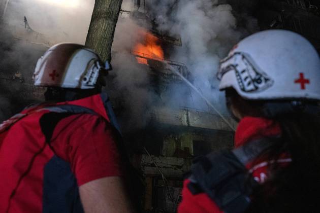 3 Dead and 19 Injured as Russian Missile Hits Residential Building - Kyiv A fire that broke out following a Russian missile strike on a nine-story residential building is seen in Kyiv? Desnianskyi district, Ukraine, on October 14, 2026. Russia launched a massive ballistic missile attack on the capital. Three women were killed and 19 people were injured in the Desnianskyi district, including a seven-year-old girl. Apartments on the first through eighth floors of the building were also damaged Photo by Danylo Antoniuk Ukrinform ABACAPRESS.COM Kyiv Ukraine  Copyright: xUkrinform ABACAx