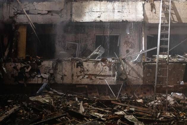 3 Dead and 19 Injured as Russian Missile Hits Residential Building - Kyiv The aftermath of a Russian missile strike on a nine-story residential building is seen in Kyiv? Desnianskyi district, Ukraine, on October 14, 2026. Russia launched a massive ballistic missile attack on the capital. Three women were killed and 19 people were injured in the Desnianskyi district, including a seven-year-old girl. Apartments on the first through eighth floors of the building were also damaged Photo by Danylo Antoniuk Ukrinform ABACAPRESS.COM Kyiv Ukraine  Copyright: xUkrinform ABACAx