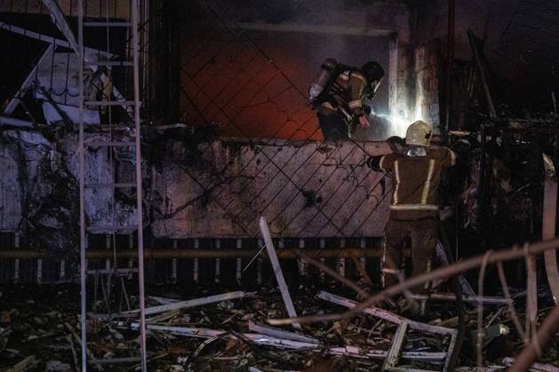 3 Dead and 19 Injured as Russian Missile Hits Residential Building - Kyiv Rescuers work at the scene of a Russian missile strike on a nine-story residential building in Kyiv? Desnianskyi district, Ukraine, on October 14, 2026. Russia launched a massive ballistic missile attack on the capital. Three women were killed and 19 people were injured in the Desnianskyi district, including a seven-year-old girl. Apartments on the first through eighth floors of the building were also damaged Photo by Danylo Antoniuk Ukrinform ABACAPRESS.COM Kyiv Ukraine  Copyright: xUkrinform ABACAx