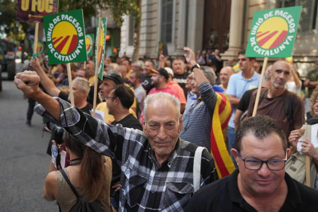 Tractor Rally for Agriculture in Barcelona: Protesters during a rally of tractors from various parts of Catalonia in front of the Government Delegation and statements, on October 14, 2026, in Barcelona, Catalonia, Spain. The demonstration, organized by Unió de Pagesos with the support of Asaja, FCAC, and Revolta Pagesa, denounces the structural crisis in the agricultural sector in Barcelona. OCTOBER 14, 2026, Spain Copyright: xDavidxZorrakinox 7844440