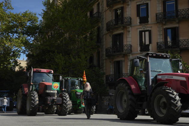 Tractor Rally for Agriculture in Barcelona: Protesters during a rally of tractors from various parts of Catalonia in front of the Government Delegation and statements, on October 14, 2026, in Barcelona, Catalonia, Spain. The demonstration, organized by Unió de Pagesos with the support of Asaja, FCAC, and Revolta Pagesa, denounces the structural crisis in the agricultural sector in Barcelona. OCTOBER 14, 2026, Spain Copyright: xDavidxZorrakinox 7844439