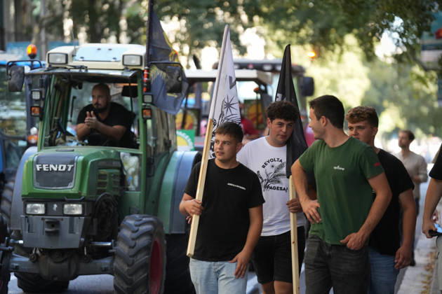 Tractor Rally for Agriculture in Barcelona: Protesters during a rally of tractors from various parts of Catalonia in front of the Government Delegation and statements, on October 14, 2026, in Barcelona, Catalonia, Spain. The demonstration, organized by Unió de Pagesos with the support of Asaja, FCAC, and Revolta Pagesa, denounces the structural crisis in the agricultural sector in Barcelona. October 14, 2026, Spain Copyright: xDavidxZorrakinox 7844573