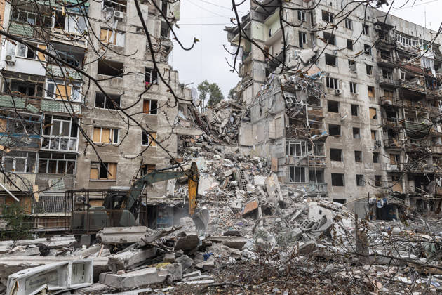 Russian air strike hits residential building in Kramatorsk KRAMATORSK, UKRAINE - OCTOBER 14: A heavy machinery operates as firefighters search for the bodies of two civilians beneath the rubble of a residential building following a Russian air strike in Kramatorsk, Ukraine, on October 14, 2026. Diego Herrera Carcedo Anadolu Kramatorsk Ukraine. Editorial use only. Please get in touch for any other usage.  Copyright: x2026xAnadoluxDiegoxHerreraxCarcedox