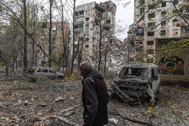 Russian air strike hits residential building in Kramatorsk KRAMATORSK, UKRAINE - OCTOBER 14: A man walks in front of the damaged buildings and burnt-out cars following a Russian air strike on a residential building in Kramatorsk, Ukraine, on October 14, 2026. Diego Herrera Carcedo Anadolu Kramatorsk Ukraine. Editorial use only. Please get in touch for any other usage.  Copyright: x2026xAnadoluxDiegoxHerreraxCarcedox