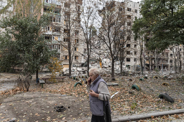 Russian air strike hits residential building in Kramatorsk KRAMATORSK, UKRAINE - OCTOBER 14: A woman walks past a destroyed building with two civilians trapped under the rubble following a Russian air strike on a residential block in Kramatorsk, Ukraine, on October 14, 2026. Diego Herrera Carcedo Anadolu Kramatorsk Ukraine. Editorial use only. Please get in touch for any other usage.  Copyright: x2026xAnadoluxDiegoxHerreraxCarcedox
