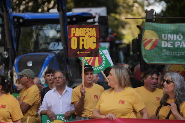 Tractor Rally for Agriculture in Barcelona: Protesters during a rally of tractors from various parts of Catalonia in front of the Government Delegation and statements, on October 14, 2026, in Barcelona, Catalonia, Spain. The demonstration, organized by Unió de Pagesos with the support of Asaja, FCAC, and Revolta Pagesa, denounces the structural crisis in the agricultural sector in Barcelona. October 14, 2026, Spain Copyright: xDavidxZorrakinox 7844602