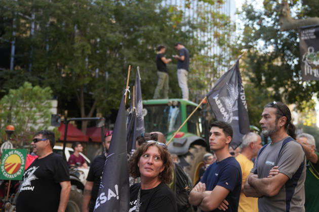 Tractor Rally for Agriculture in Barcelona: Protesters during a rally of tractors from various parts of Catalonia in front of the Government Delegation and statements, on October 14, 2026, in Barcelona, Catalonia, Spain. The demonstration, organized by Unió de Pagesos with the support of Asaja, FCAC, and Revolta Pagesa, denounces the structural crisis in the agricultural sector in Barcelona. October 14, 2026, Spain Copyright: xDavidxZorrakinox 7844604