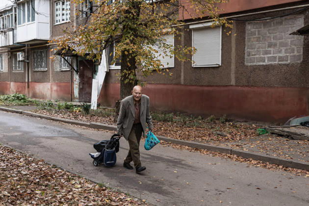 Russian air strike hits residential building in Kramatorsk KRAMATORSK, UKRAINE - OCTOBER 14: An elderly man walks with his belongings along a street in the city of Kramatorsk, which is under constant attack by Russian troops, in Kramatorsk, Ukraine, on October 14, 2026. Diego Herrera Carcedo Anadolu Kramatorsk Ukraine. Editorial use only. Please get in touch for any other usage.  Copyright: x2026xAnadoluxDiegoxHerreraxCarcedox