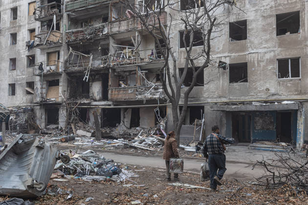 Russian air strike hits residential building in Kramatorsk KRAMATORSK, UKRAINE - OCTOBER 14: Two residents standing next to a residential building damaged following a Russian air strike in Kramatorsk, Ukraine, on October 14, 2026. Diego Herrera Carcedo Anadolu Kramatorsk Ukraine. Editorial use only. Please get in touch for any other usage.  Copyright: x2026xAnadoluxDiegoxHerreraxCarcedox