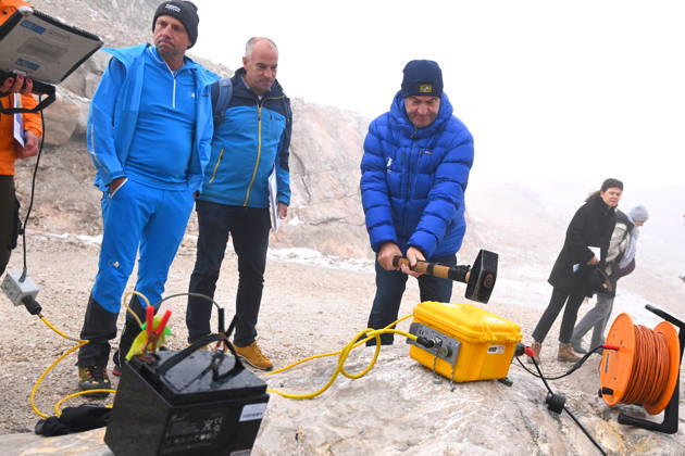 Seismological Measurement: Markus SOEDER, Minister-President of Bavaria and CSU Chairman, holds a sledgehammer. Minister-President Dr. Markus Soeder and Environment Minister Thorsten Glauber are briefed by geologist Prof. Dr. Michael Krautblatter of the Technical University of Munich at the Zugspitze