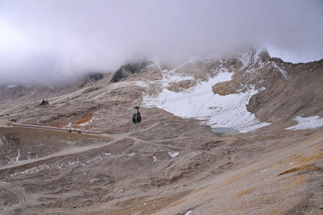 The shrinking Schneeferner Glacier on the Zugspitzplatt beneath a thick blanket of clouds. Minister President Dr. Markus Söder and Environment Minister Thorsten Glauber are receiving a briefing from geologist Prof. Dr. Michael Krautblatter of the Technical University of Munich at the Zugspitze and the Schneefernerhaus Envi