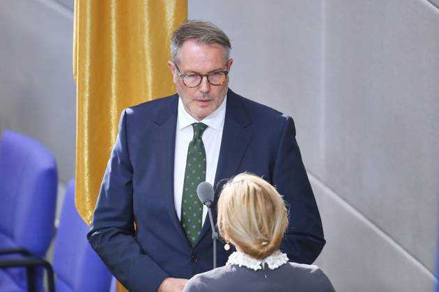 Berlin, Germany, October 14, 2026 German Bundestag 101st Session of the Bundestag Federal Minister of Labor and Social Affairs Alexander Schweitzer (SPD) takes the oath of office before Bundestag President Julia Klöckner (CDU) Copyright: xdtsxNachrichtenagenturx dts_138743