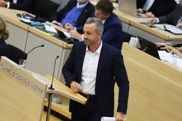 Magdeburg, Saxony-Anhalt, Germany, October 14, 2026 State Parliament Special Session: Ulrich Siegmund (AfD) delivers a speech introducing a joint motion with the BSW to advocate for peace talks in the war in Ukraine. In the background is Acting Minister-President Sven Schulze (CDU). Copyright: xdtsxNachrichtenagenturx dts_138754
