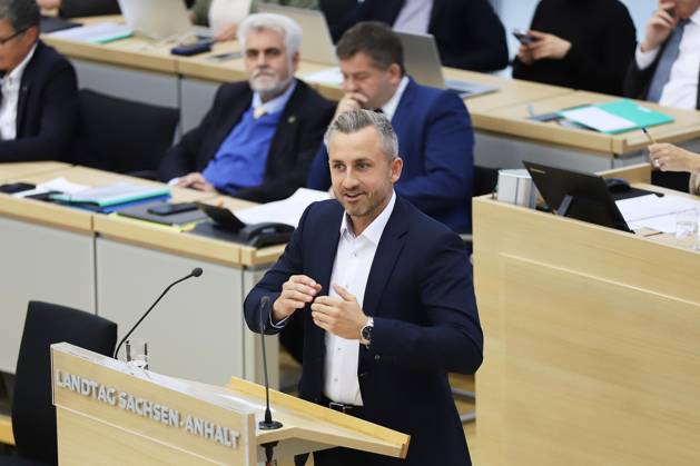 Magdeburg, Saxony-Anhalt, Germany, October 14, 2026 State Parliament Special Session: Ulrich Siegmund (AfD) delivers a speech introducing a joint motion with the BSW to advocate for peace talks in the war in Ukraine. In the background is Acting Minister-President Sven Schulze (CDU). Copyright: xdtsxNachrichtenagenturx dts_138755