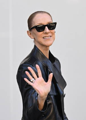 Céline Dion greets her fans as she leaves theRoyal Monceau Hotel in Paris before heading to the La Plénitude Arena in Paris La Défense to continue her concert series on October 14, 2026. Pierre Perusseau, Bestimage. Céline Dion greets fans as she leaves the Royal Monceau Hotel in Paris before heading to the La Plénitude Arena in Paris La Défense to continue her concert series on October 14, 2026, Paris, France  Copyright: xPierrexPerusseaux xBestimagexPierrexPerusseaux xBestimagex