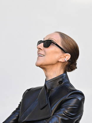 Céline Dion greets her fans as she leaves theRoyal Monceau Hotel in Paris before heading to the La Plénitude Arena in Paris La Défense to continue her concert series on October 14, 2026. Pierre Perusseau, Bestimage. Céline Dion greets fans as she leaves the Royal Monceau Hotel in Paris before heading to the La Plénitude Arena in Paris La Défense to continue her concert series on October 14, 2026, Paris, France  Copyright: xPierrexPerusseaux xBestimagexPierrexPerusseaux xBestimagex