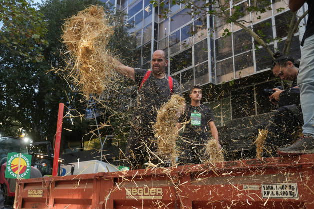 Tractor Rally for Agriculture in Barcelona: Protesters during a rally of tractors from various parts of Catalonia in front of the Government Delegation and statements, on October 14, 2026, in Barcelona, Catalonia, Spain. The demonstration, organized by Unió de Pagesos with the support of Asaja, FCAC, and Revolta Pagesa, denounces the structural crisis in the agricultural sector in Barcelona. October 14, 2026, Spain Copyright: xDavidxZorrakinox 7844764