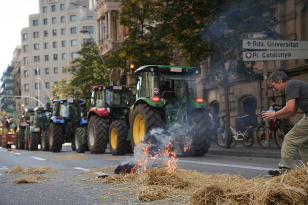 Tractor Rally for Agriculture in Barcelona: Protesters during a rally of tractors from various parts of Catalonia in front of the Government Delegation and statements, on October 14, 2026, in Barcelona, Catalonia, Spain. The demonstration, organized by Unió de Pagesos with the support of Asaja, FCAC, and Revolta Pagesa, denounces the structural crisis in the agricultural sector in Barcelona. October 14, 2026, Spain Copyright: xDavidxZorrakinox 7844768