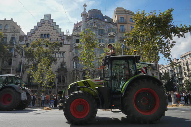Tractor Rally for Agriculture in Barcelona: Protesters during a rally of tractors from various parts of Catalonia in front of the Government Delegation and statements, on October 14, 2026, in Barcelona, Catalonia, Spain. The demonstration, organized by Unió de Pagesos with the support of Asaja, FCAC, and Revolta Pagesa, denounces the structural crisis in the agricultural sector in Barcelona. October 14, 2026, Spain Copyright: xDavidxZorrakinox 7844770
