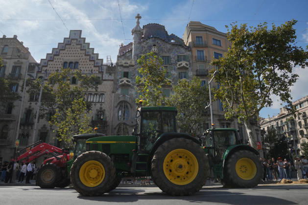 Tractor Rally for Agriculture in Barcelona: Protesters during a rally of tractors from various parts of Catalonia in front of the Government Delegation and statements, on October 14, 2026, in Barcelona, Catalonia, Spain. The demonstration, organized by Unió de Pagesos with the support of Asaja, FCAC, and Revolta Pagesa, denounces the structural crisis in the agricultural sector in Barcelona. October 14, 2026, Spain Copyright: xDavidxZorrakinox 7844772