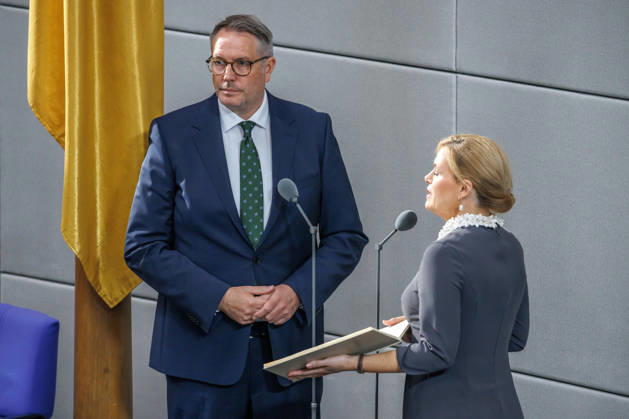 Alexander Schweitzer (SPD), Federal Minister of Labor and Social Affairs, is sworn in by Bundestag President Julia Kloeckner (CDU) at the German Bundestag in Berlin on October 14, 2026. Berlin, Berlin, Germany, Bundestag