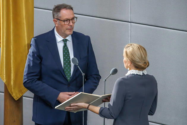 Alexander Schweitzer (SPD), Federal Minister of Labor and Social Affairs, is sworn in by Bundestag President Julia Kloeckner (CDU) at the German Bundestag in Berlin on October 14, 2026. Berlin, Berlin, Germany, Bundestag
