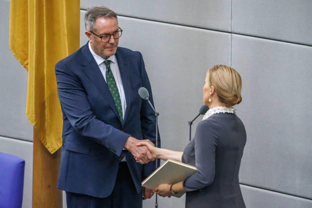 Alexander Schweitzer (SPD), Federal Minister of Labor and Social Affairs, is sworn in by Bundestag President Julia Kloeckner (CDU) at the German Bundestag in Berlin on October 14, 2026. Berlin, Berlin, Germany, Bundestag