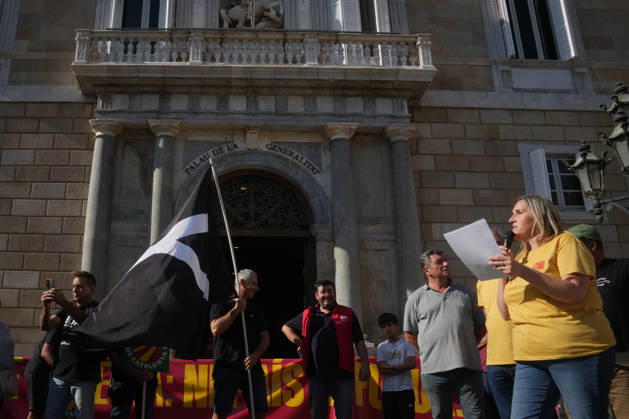 Tractor Rally for Agriculture in Barcelona: Protesters during a rally of tractors from various parts of Catalonia in front of the Government Delegation and statements, on October 14, 2026, in Barcelona, Catalonia, Spain. The demonstration, organized by Unió de Pagesos with the support of Asaja, FCAC, and Revolta Pagesa, denounces the structural crisis in the agricultural sector in Barcelona. OCTOBER 14, 2026, Spain Copyright: xDavidxZorrakinox 7844968