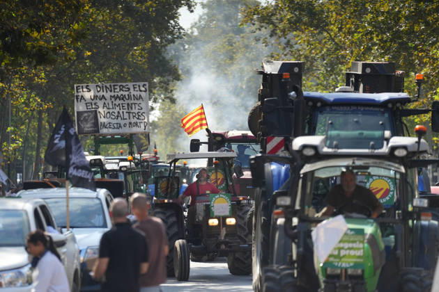 Tractor Rally for Agriculture in Barcelona: Protesters during a rally of tractors from various parts of Catalonia in front of the Government Delegation and statements, on October 14, 2026, in Barcelona, Catalonia, Spain. The demonstration, organized by Unió de Pagesos with the support of Asaja, FCAC, and Revolta Pagesa, denounces the structural crisis in the agricultural sector in Barcelona. October 14, 2026, Spain  Copyright: xDavidxZorrakinox 7844995