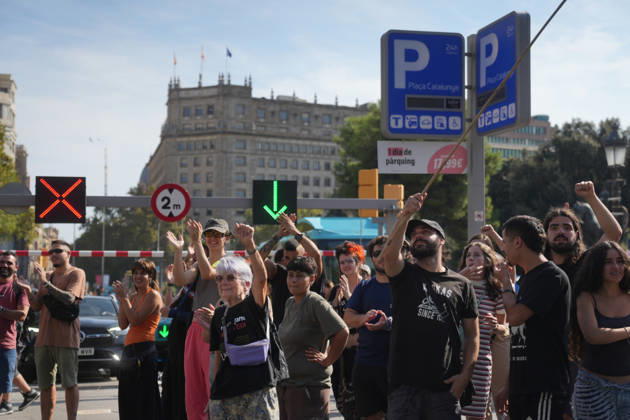 Tractor Rally for Agriculture in Barcelona: Protesters during a rally of tractors from various parts of Catalonia in front of the Government Delegation and statements, on October 14, 2026, in Barcelona, Catalonia, Spain. The demonstration, organized by Unió de Pagesos with the support of Asaja, FCAC, and Revolta Pagesa, denounces the structural crisis in the agricultural sector in Barcelona. October 14, 2026, Spain  Copyright: xDavidxZorrakinox 7844997