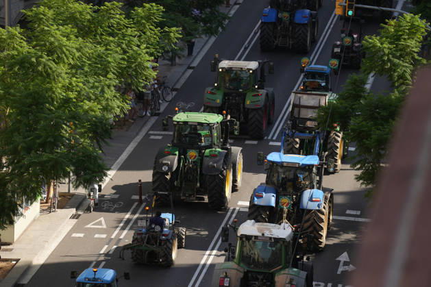 Tractor Rally for Agriculture in Barcelona: Protesters during a rally of tractors from various parts of Catalonia in front of the Government Delegation and statements, on October 14, 2026, in Barcelona, Catalonia, Spain. The demonstration, organized by Unió de Pagesos with the support of Asaja, FCAC, and Revolta Pagesa, denounces the structural crisis in the agricultural sector in Barcelona. OCTOBER 14, 2026, Spain  Copyright: xDavidxZorrakinox 7845001