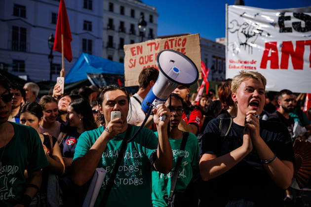 Gathering at Puerta del Sol due to the indefinite public education strike in Madrid. Gathering at Puerta del Sol due to the indefinite public education strike in Madrid. The indefinite strike by Madrid s teaching staff began this Wednesday, October 14. Teachers, students, and families are mobilizing at all levels, from preschool to university. October 14, 2026 in Madrid, Spain. Madrid Spain Copyright: xPabloxGarcia PGSxPhotoxAgencyx