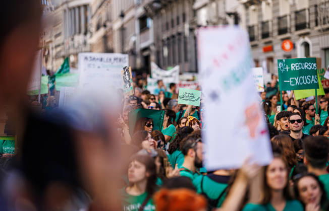 Gathering at Puerta del Sol due to the indefinite public education strike in Madrid. Gathering at Puerta del Sol due to the indefinite public education strike in Madrid. The indefinite strike by Madrid s teaching staff began this Wednesday, October 14. Teachers, students, and families are mobilizing at all levels, from preschool to university. October 14, 2026 in Madrid, Spain. Madrid Spain Copyright: xPabloxGarcia PGSxPhotoxAgencyx