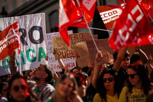 Gathering at Puerta del Sol due to the indefinite public education strike in Madrid. Gathering at Puerta del Sol due to the indefinite public education strike in Madrid. The indefinite strike by Madrid s teaching staff began this Wednesday, October 14. Teachers, students, and families are mobilizing at all levels, from preschool to university. October 14, 2026 in Madrid, Spain. Madrid Spain Copyright: xPabloxGarcia PGSxPhotoxAgencyx