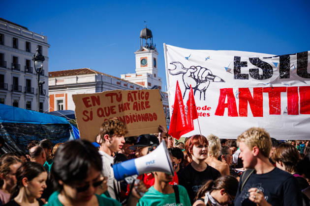 Gathering at Puerta del Sol due to the indefinite public education strike in Madrid. Gathering at Puerta del Sol due to the indefinite public education strike in Madrid. The indefinite strike by Madrid s teaching staff began this Wednesday, October 14. Teachers, students, and families are mobilizing at all levels, from preschool to university. October 14, 2026 in Madrid, Spain. Madrid Spain Copyright: xPabloxGarcia PGSxPhotoxAgencyx