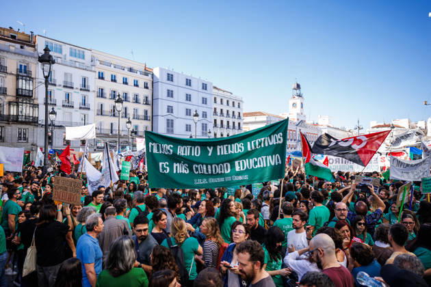 Gathering at Puerta del Sol due to the indefinite public education strike in Madrid. Gathering at Puerta del Sol due to the indefinite public education strike in Madrid. The indefinite strike by Madrid s teaching staff began this Wednesday, October 14. Teachers, students, and families are mobilizing at all levels, from preschool to university. October 14, 2026 in Madrid, Spain. Madrid Spain Copyright: xPabloxGarcia PGSxPhotoxAgencyx