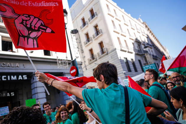 Gathering at Puerta del Sol due to the indefinite public education strike in Madrid. Gathering at Puerta del Sol due to the indefinite public education strike in Madrid. The indefinite strike by Madrid s teaching staff began this Wednesday, October 14. Teachers, students, and families are mobilizing at all levels, from preschool to university. October 14, 2026 in Madrid, Spain. Madrid Spain Copyright: xPabloxGarcia PGSxPhotoxAgencyx