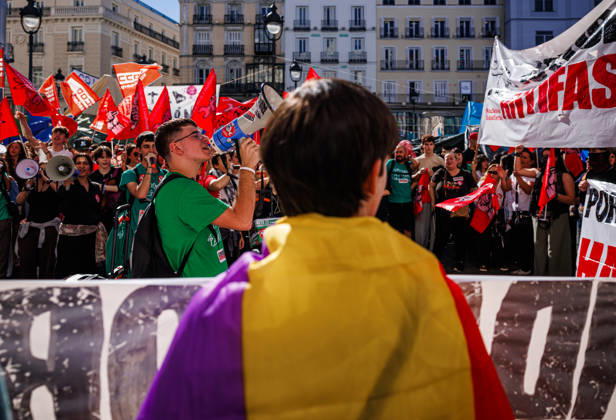 Gathering at Puerta del Sol due to the indefinite public education strike in Madrid. Gathering at Puerta del Sol due to the indefinite public education strike in Madrid. The indefinite strike by Madrid s teaching staff began this Wednesday, October 14. Teachers, students, and families are mobilizing at all levels, from preschool to university. October 14, 2026 in Madrid, Spain. Madrid Spain Copyright: xPabloxGarcia PGSxPhotoxAgencyx