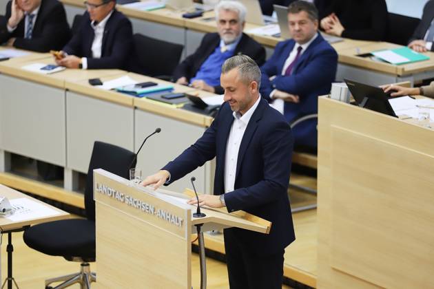 Magdeburg, Saxony-Anhalt, Germany, October 14, 2026 State Parliament Special Session Ulrich Siegmund, AfD, delivers a speech introducing a joint motion with the BSW to advocate for peace talks in the war in Ukraine. In the background are members of the state government’s executive committee, including State Infrastructur Copyright: xdtsxNachrichtenagenturx dts_138803