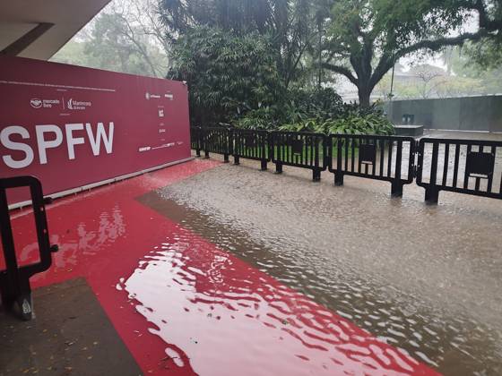 RECORD DATE NOT STATED Temporary blocks SPFW entrance Sao Paulo (SP), 10 14 2026 - Weather Rain SPFW - The storm that hit the city of Sao Paulo on Wednesday afternoon caused flooding at the entrance to Pacubra in Ibirapuera Park, where Sao Paulo Fashion Week takes place. Guest entry was interrupted for about an hour.(Foto: Leandro Chemalle Thenews2 imago images) Temporary blocks SPFW entrance  Copyright: xLeandroxChemallex