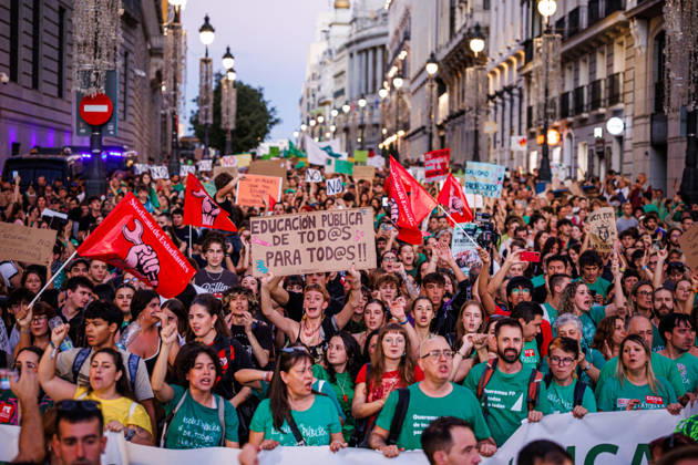 Gathering at Puerta del Sol due to the indefinite public education strike in Madrid. Education strike in the Community of Madrid. Teachers in the region are launching an indefinite strike, calling for better working conditions and quality education. The indefinite strike by Madrid s teaching staff began this Wednesday, October 14. Teachers, students, and families are mobilizing at all levels, from preschool to university. October 14, 2026 in Madrid, Spain. Madrid Spain Copyright: xPabloxGarcia PGSxPhotoxAgencyx
