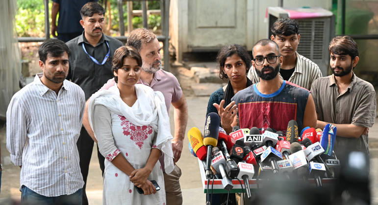 NEW DELHI, INDIA - OCTOBER 14: Leader of the Opposition in the Lok Sabha Rahul Gandhi addresses a press conference alongside flute artist Samar at the All India Congress Committee (AICC) headquarters on Akbar Road on October 14, 2026 in New Delhi, India. Addressing media persons, Gandhi framed the young musician s performance of the devotional hymn Vaishnav Jan To Tene Kahiye as a symbolic non-violent response to law enforcement s use of force against demonstrators during recent demonstrations against Chief Election Commissioner Gyanesh Kumar regarding the ongoing Special Intensive Revision (SIR) of electoral rolls. (Photo by Sonu Mehta Hindustan Times) LoP Rahul Gandhi Address Press Conference On Alleged Use Of Force Against NSUI Workers