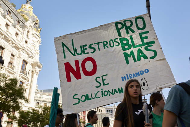 October 14, 2026, Madrid, Madrid, Spain: Students and members of the education community take part in a demonstration in central Madrid during the education strike. The march, which began at Puerta del Sol, continues along Calle de Alcala towards the headquarters of the Regional Ministry of Education of the Community of Madrid and Spain s Ministry of Education, amid union flags, banners and chants in support of public education. Madrid Spain - ZUMAh171 20261014_zip_h171_054 Copyright: xVictoriaxHerranzx