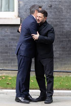 Ukrainian President Volodymyr Zelensky meets with British Prime Minister Andy Burnham at Downing Street, London, UK - 14 Oct 2026 (L-R), British Prime Minister Andy Burnham greets Ukrainian President Volodymyr Zelensky in 10 Downing Street , London Ukrainian President Volodymyr Zelensky meets with British Prime Minister Andy Burnham at Downing Street. They are joined by members of the Kings Guard London United Kingdom Copyright: xPhilxLewisx xSOPAxImagesx Phil-Lewis-1458705