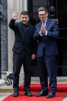 Ukrainian President Volodymyr Zelensky meets British Prime Minister Andy Burnham at Downing Street, London, UK - 14 Oct 2026 British Prime Minister Andy Burnham (R) and Ukrainian President Volodymyr Zelensky meet on the steps of 10 Downing Street , London Ukrainian President Volodymyr Zelensky meets with British Prime Minister Andy Burnham at Downing Street. They are joined by members of the Kings Guard London United Kingdom Copyright: xPhilxLewisx xSOPAxImagesx Phil-Lewis-1458718