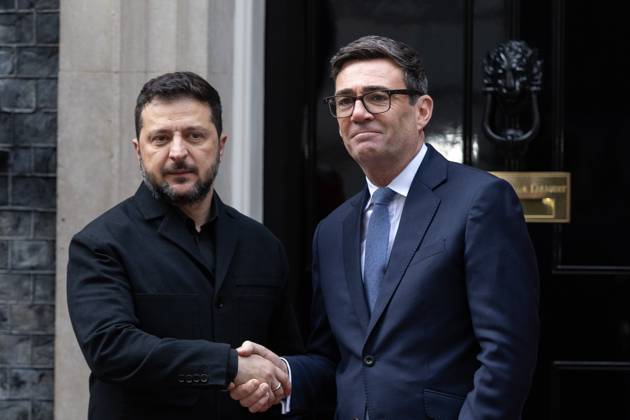 Ukrainian President Volodymyr Zelensky meets British Prime Minister Andy Burnham at Downing Street, London, UK - 14 Oct 2026 British Prime Minister Andy Burnham (R) and Ukrainian President Volodymyr Zelensky meet on the steps of 10 Downing Street , London Ukrainian President Volodymyr Zelensky meets with British Prime Minister Andy Burnham at Downing Street. They are joined by members of the Kings Guard London United Kingdom Copyright: xPhilxLewisx xSOPAxImagesx Phil-Lewis-1458727