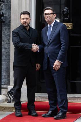 Ukrainian President Volodymyr Zelensky meets British Prime Minister Andy Burnham at Downing Street, London, UK - 14 Oct 2026 British Prime Minister Andy Burnham (R) and Ukrainian President Volodymyr Zelensky meet on the steps of 10 Downing Street , London Ukrainian President Volodymyr Zelensky meets with British Prime Minister Andy Burnham at Downing Street. They are joined by members of the Kings Guard London United Kingdom Copyright: xPhilxLewisx xSOPAxImagesx Phil-Lewis-1458728