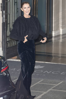 Céline Dion greets her fans as she arrives at the Royal Monceau hotel in Paris after her concert at the Plénitude Arena in Paris La Défense on October 14, 2026. Christophe Aubert, Bestimage. Céline Dion greets her fans as she arrives at the Royal Monceau hotel in Paris after her concert at the Plénitude Arena in Paris La Défense on October 14, 2026, Paris, France  Copyright: xChristophexAubertx xBestimagexChristophexAubertx xBestimagex