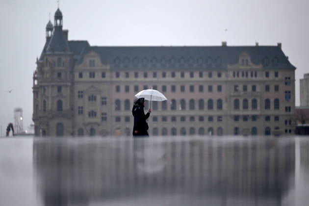 Heavy rainfall hits Istanbul s Kadikoy district ISTANBUL, TURKIYE - OCTOBER 15: People walk with umbrellas as heavy rainfall hits the Kadikoy district of Istanbul, Turkiye, on October 15, 2026. The downpour affects daily life across the district, with pedestrians seeking shelter from the rain and vehicles navigating wet roads. Abdulhamid Hosbas Anadolu Istanbul Turkey. Editorial use only. Please get in touch for any other usage.  Copyright: x2026xAnadoluxAbdulhamidxHosbasx